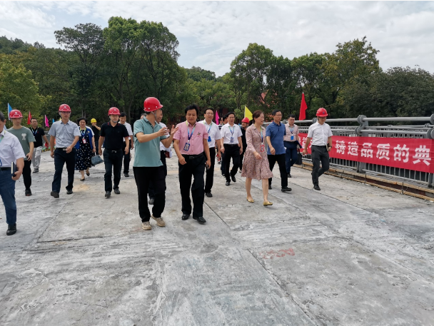市政要聞 | 湖南工商大學黨委書記陳曉紅院士、長沙市公共工程建設中心總工劉學武帶隊赴湖南工商大學跨桐梓坡路過街天橋項目考察調研